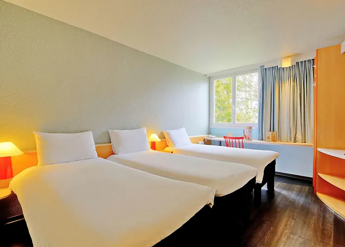 宜必思普瓦捷博里于酒店